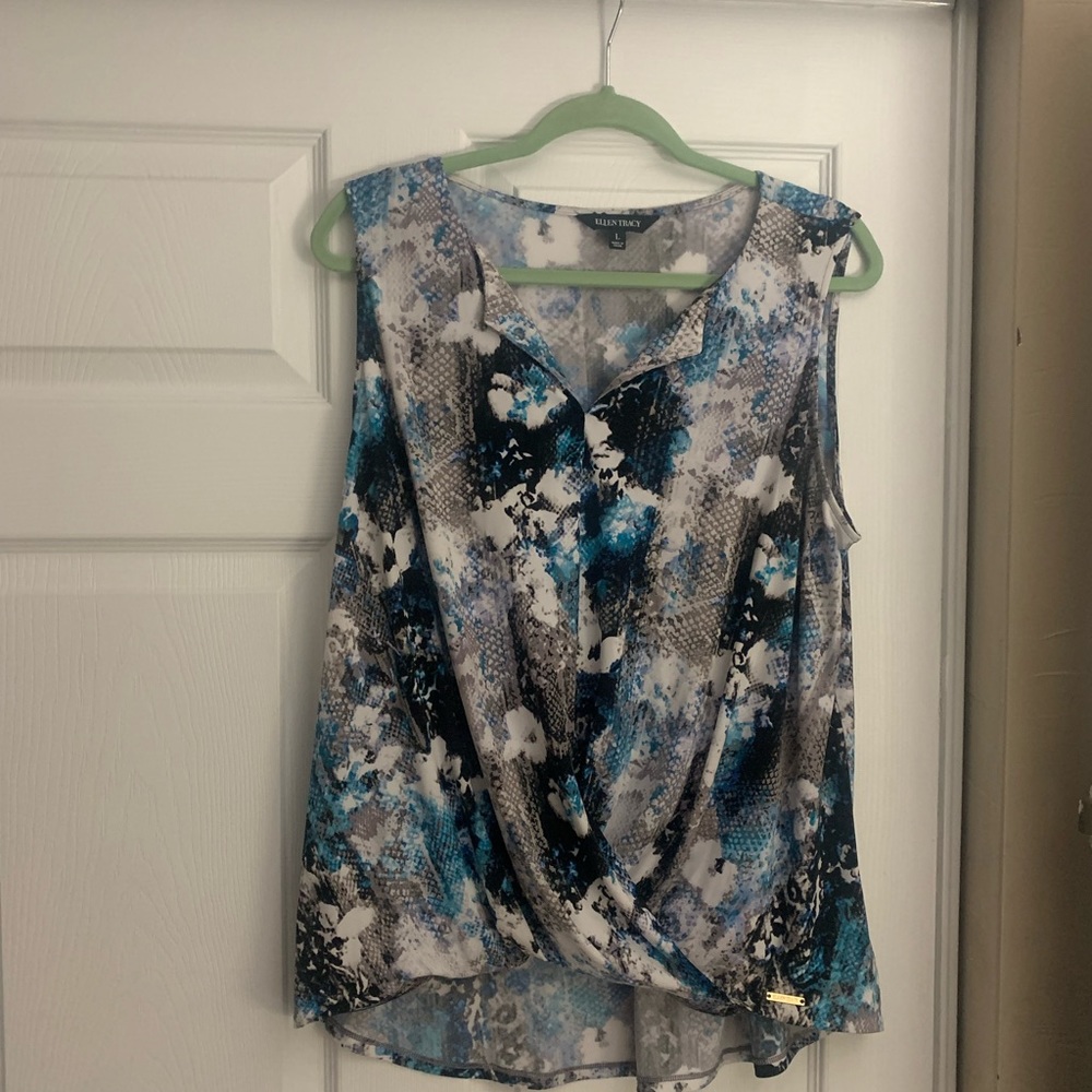 Sleeveless top with v neck